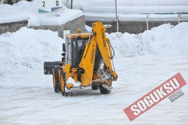 BUZ TUTAN YEŞİL SAHADA KAR TEMİZLEME ÇALIŞMALARI S