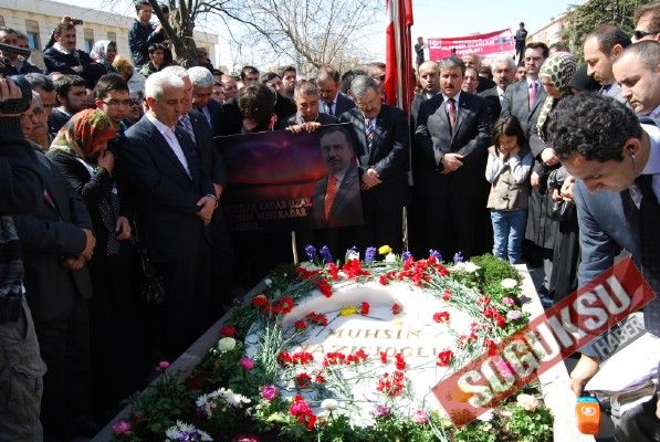 KIZILCAHAMAM MERHUM LİDERİNİ KABRİ BAŞINDA ANDI