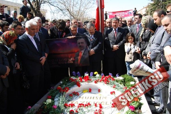 KIZILCAHAMAM MERHUM LİDERİNİ KABRİ BAŞINDA ANDI