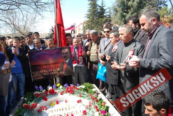 KIZILCAHAMAM MERHUM LİDERİNİ KABRİ BAŞINDA ANDI