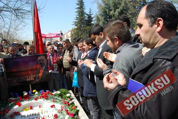 KIZILCAHAMAM MERHUM LİDERİNİ KABRİ BAŞINDA ANDI