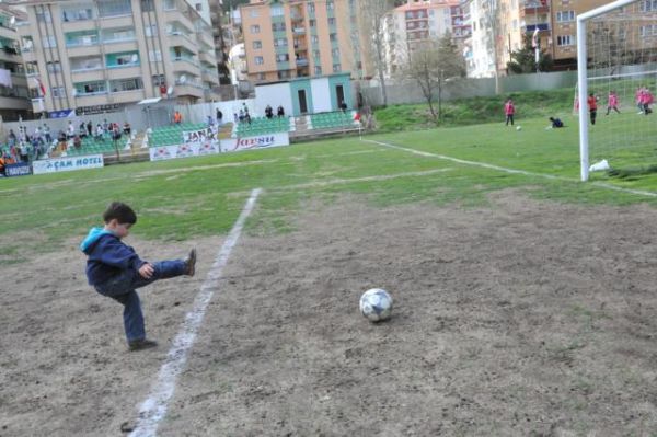 KIZILCAHAMAM ÜNYEYİ TERLETTİ.