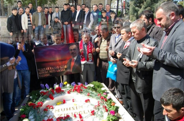 KIZILCAHAMAM MERHUM LİDERİNİ KABRİ BAŞINDA ANDI