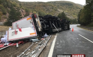 KIZILCAHAMAM AKYARMA MEVKİİNDE TIR DEVRİLDİ